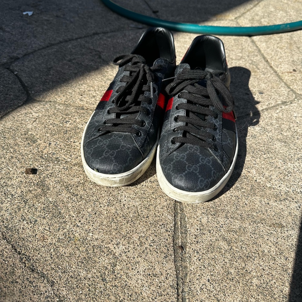 Gucci Black and Red Sneakers with Bold Stripe - Picture 5 of 7